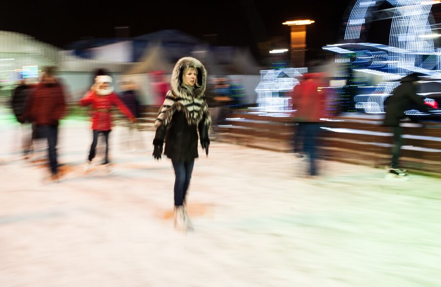 Большой каток с медиаэкраном открылся на ВДНХ 30 фото