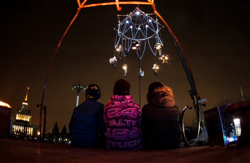 Большой каток с медиаэкраном открылся на ВДНХ 19 фото