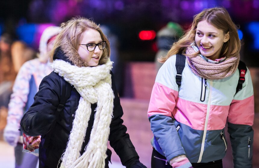 Большой каток с медиаэкраном открылся на ВДНХ 16 фото