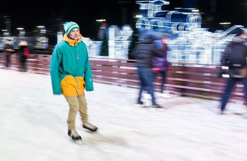 Большой каток с медиаэкраном открылся на ВДНХ 18 фото