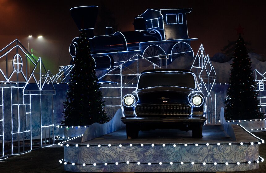 Большой каток с медиаэкраном открылся на ВДНХ 29 фото