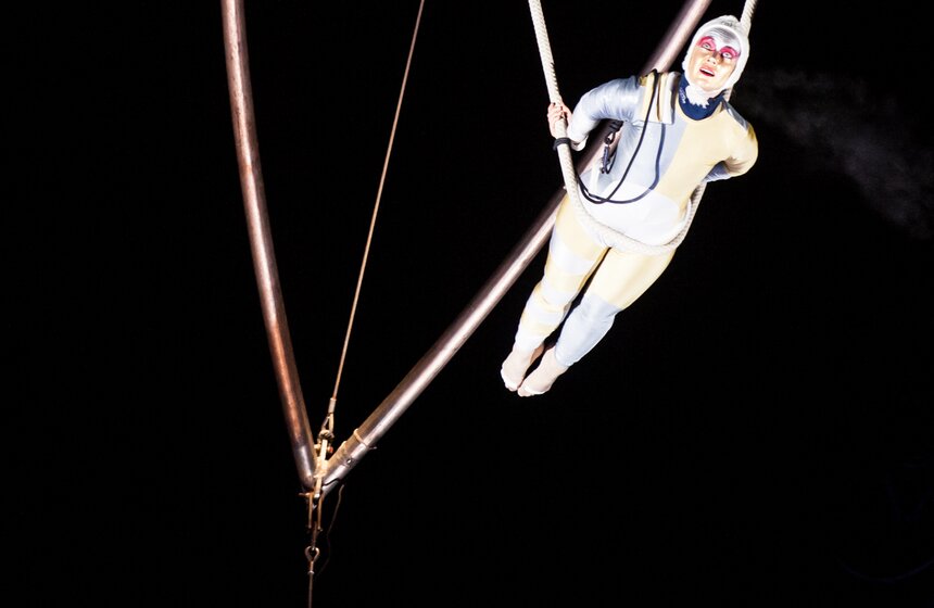 Большой каток с медиаэкраном открылся на ВДНХ 26 фото