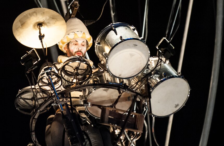 Большой каток с медиаэкраном открылся на ВДНХ 24 фото