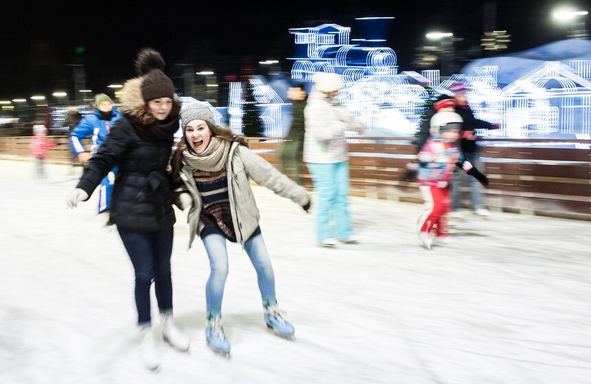 Большой каток с медиаэкраном открылся на ВДНХ 27 фото