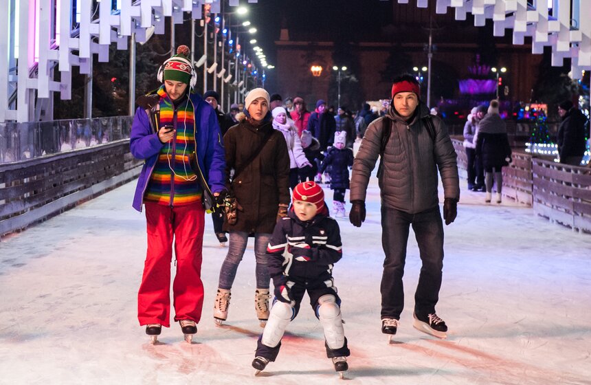 Большой каток с медиаэкраном открылся на ВДНХ 11 фото