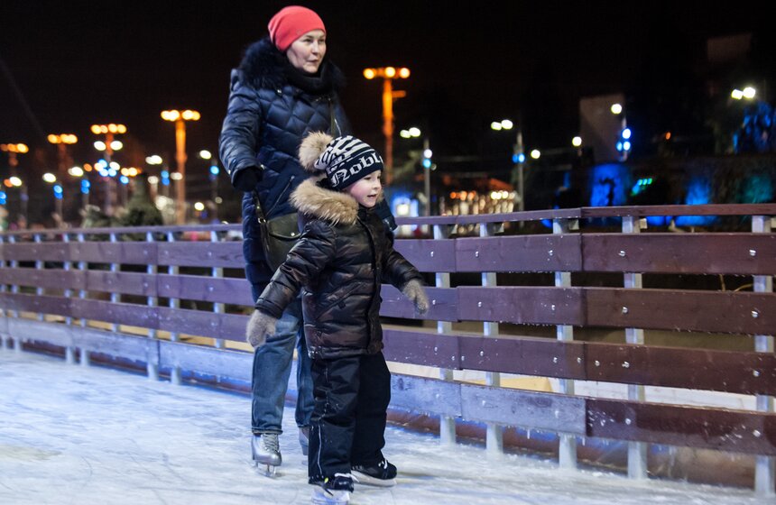 Большой каток с медиаэкраном открылся на ВДНХ 4 фото