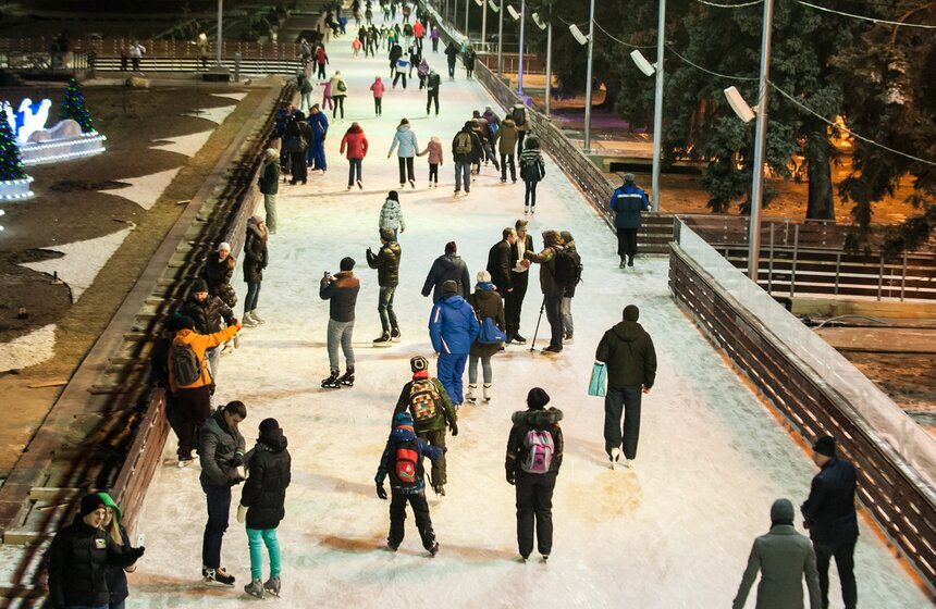 Большой каток с медиаэкраном открылся на ВДНХ 5 фото