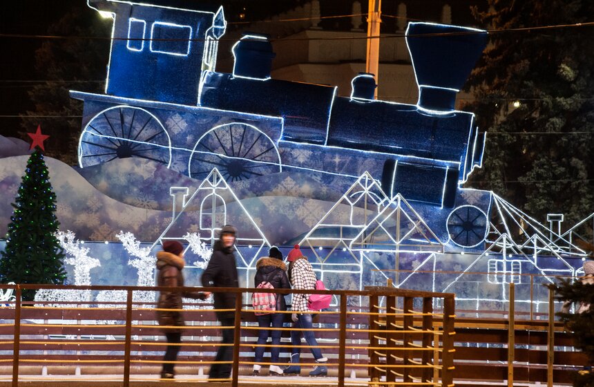 Большой каток с медиаэкраном открылся на ВДНХ 8 фото