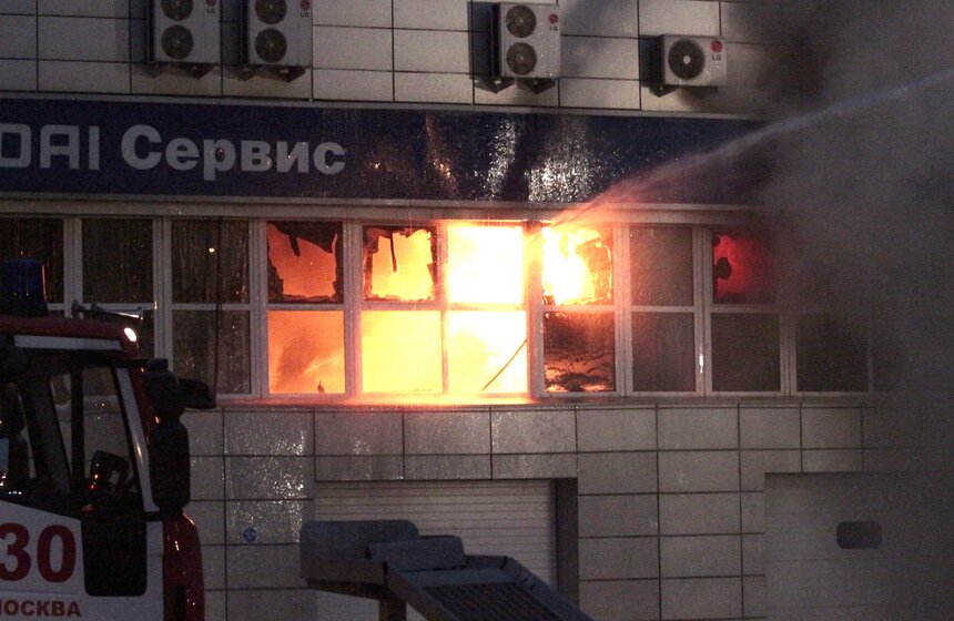 Автосервис на востоке Москвы потушили с помощью вертолета 11 фото