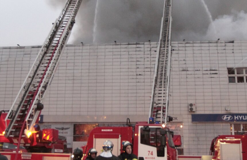 Автосервис на востоке Москвы потушили с помощью вертолета 10 фото