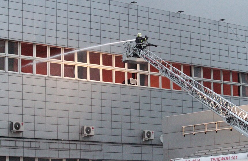 Автосервис на востоке Москвы потушили с помощью вертолета 9 фото