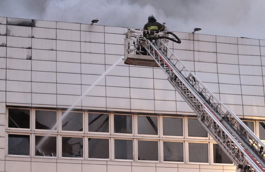 Автосервис на востоке Москвы потушили с помощью вертолета 8 фото