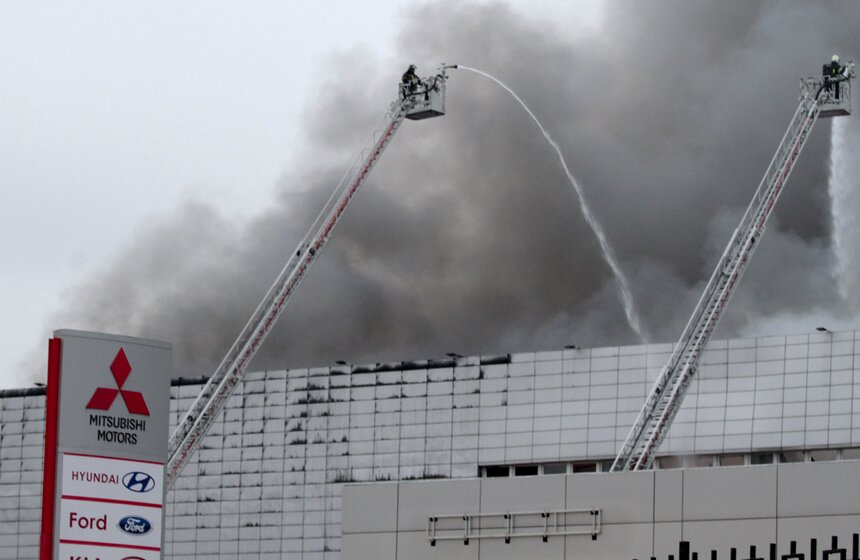 Автосервис на востоке Москвы потушили с помощью вертолета 1 фото