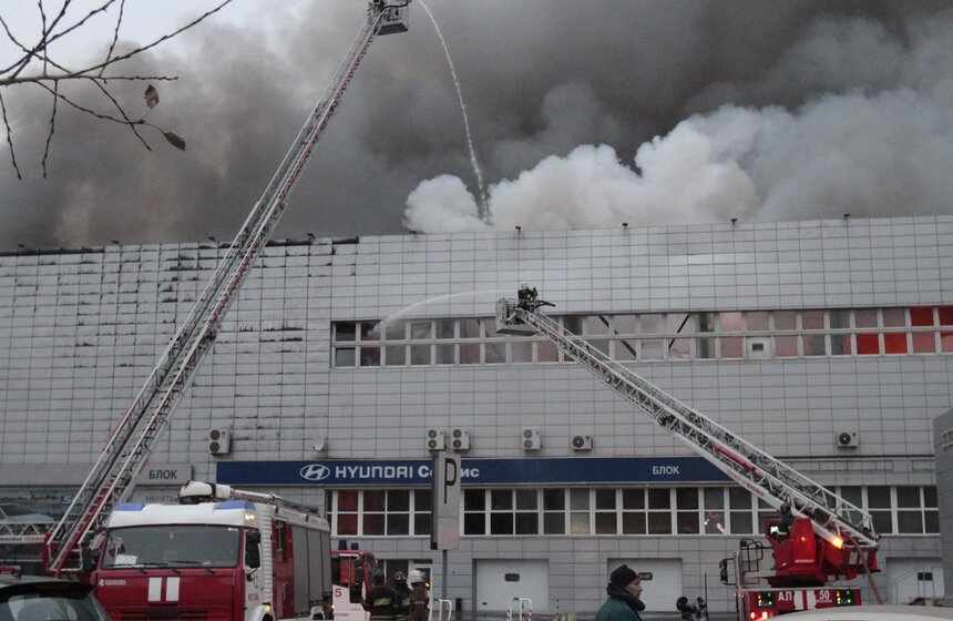 Автосервис на востоке Москвы потушили с помощью вертолета 3 фото