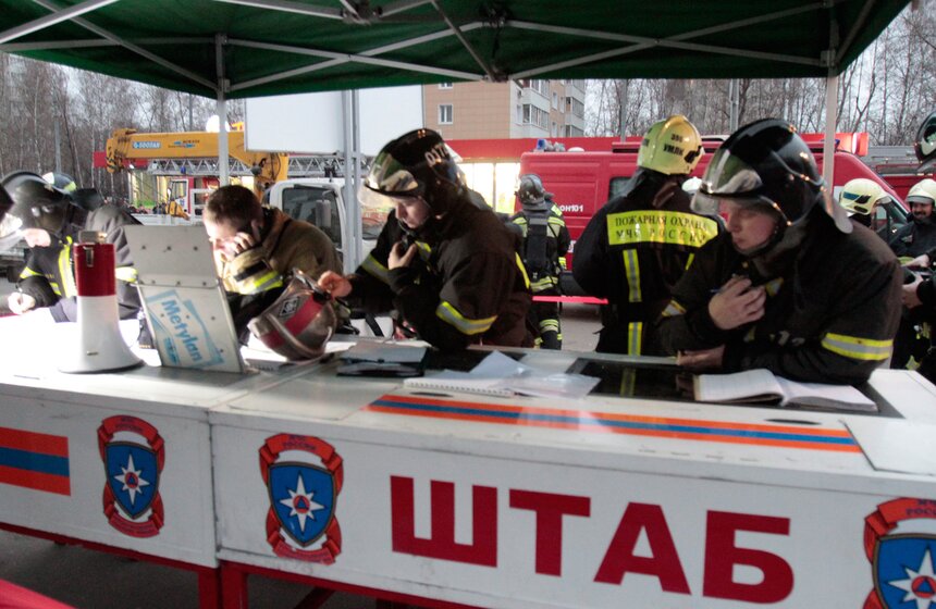 Автосервис на востоке Москвы потушили с помощью вертолета 6 фото