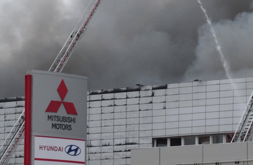 Автосервис на востоке Москвы потушили с помощью вертолета 5 фото