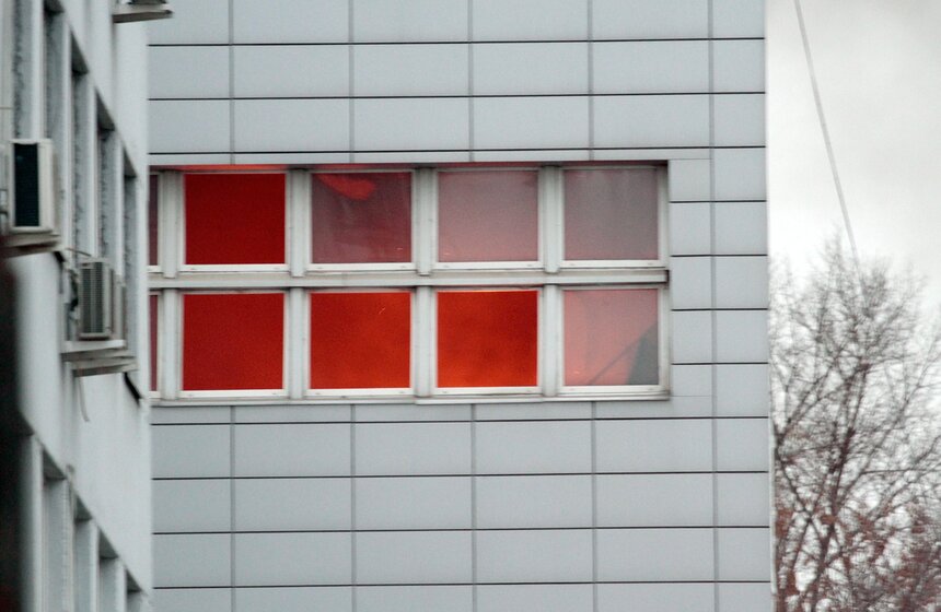 Автосервис на востоке Москвы потушили с помощью вертолета 4 фото