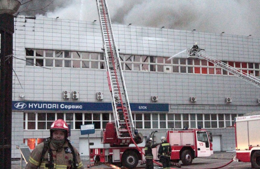 Автосервис на востоке Москвы потушили с помощью вертолета 7 фото