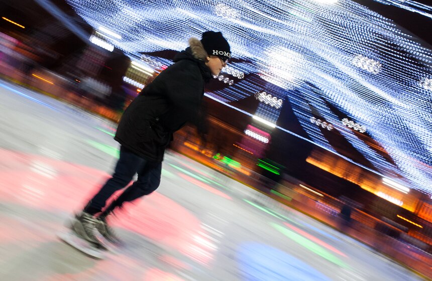 В саду "Эрмитаж" открылся самый романтичный каток 1 фото