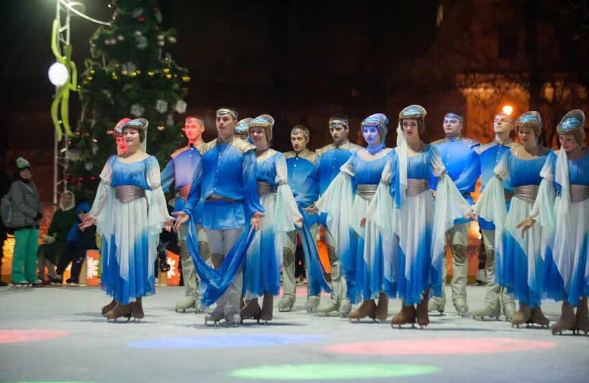 В саду "Эрмитаж" открылся самый романтичный каток 8 фото