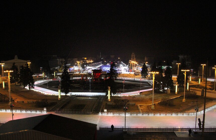 Сергей Собянин осмотрел искусственный каток на ВДНХ 1 фото