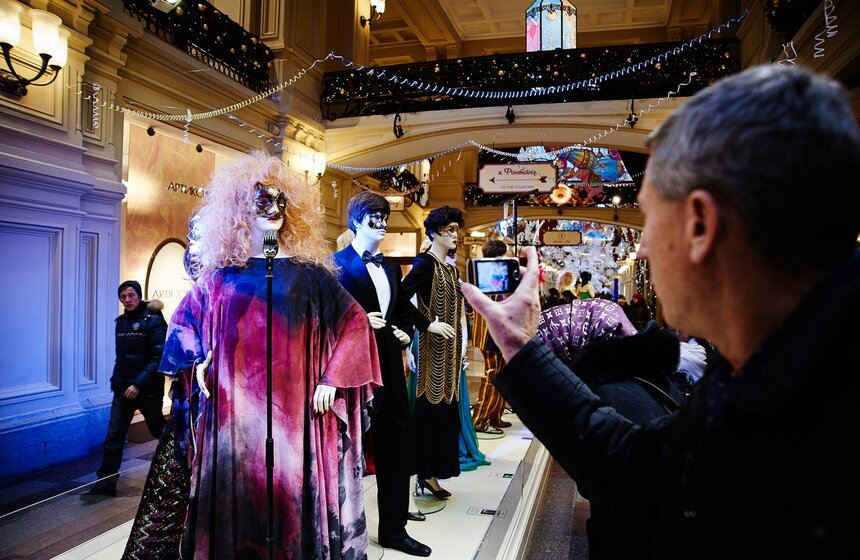 В ГУМе открылась выставка костюмов "Звездный гардероб" 7 фото