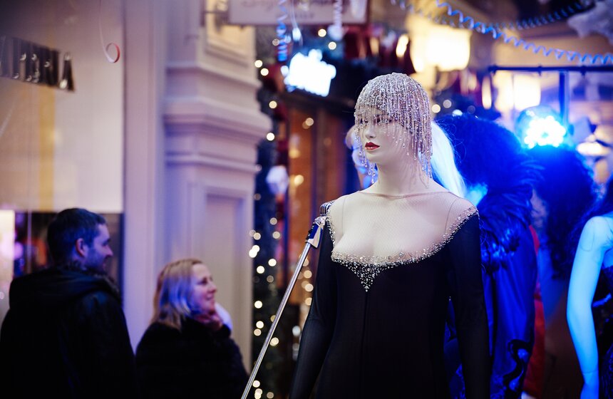 В ГУМе открылась выставка костюмов "Звездный гардероб" 13 фото