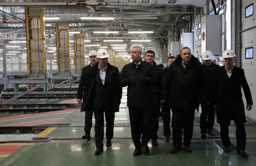 Сергей Собянин осмотрел строящееся электродепо "Митино" 2 фото