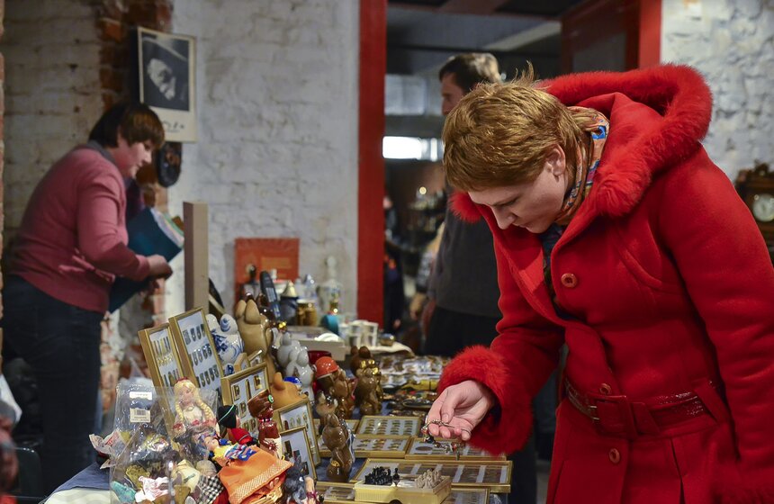 На "Красном октябре" открылся блошиный рынок 19 фото