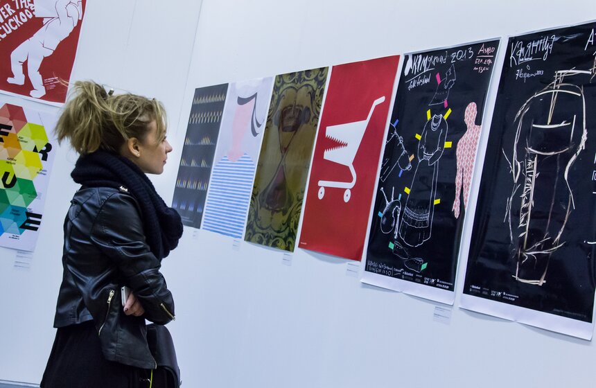 В ЦДХ открылась основная экспозиция биеннале "Золотая пчела" 18 фото