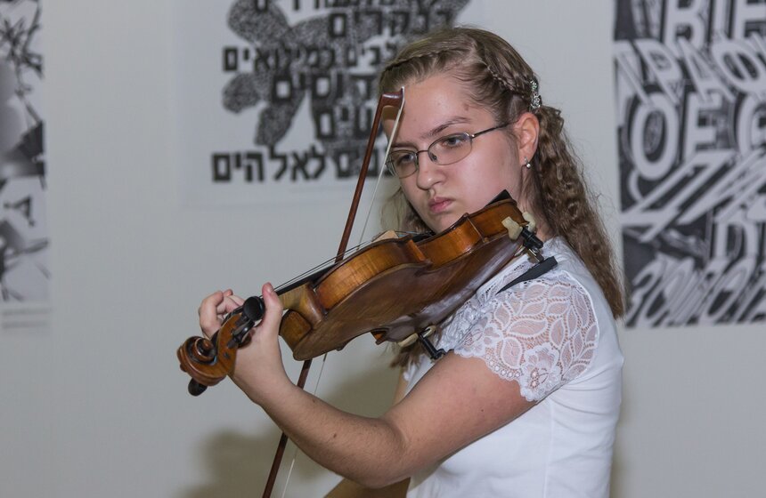 В ЦДХ открылась основная экспозиция биеннале "Золотая пчела" 5 фото