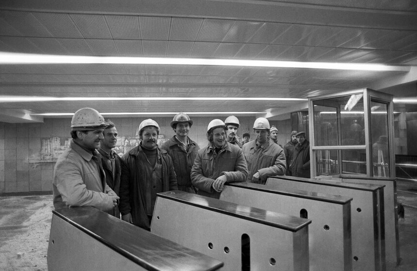 Московское метро, 1985 год. Советские и чехословацкие метростроевцы в вестибюле строящейся станции "Пражская" Московского метрополитена. Фото: ТАСС/Виктор Будан и Виталий Созинов