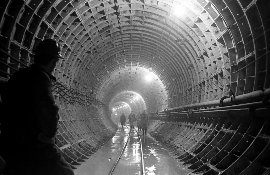 Строительство Московского метро. На снимке: строящийся перегон между станциями "Новокузнецкая" – "Площадь Ногина" Калужско-Рижской линии, 1970 год. Фото: ТАСС/Виктор Будан