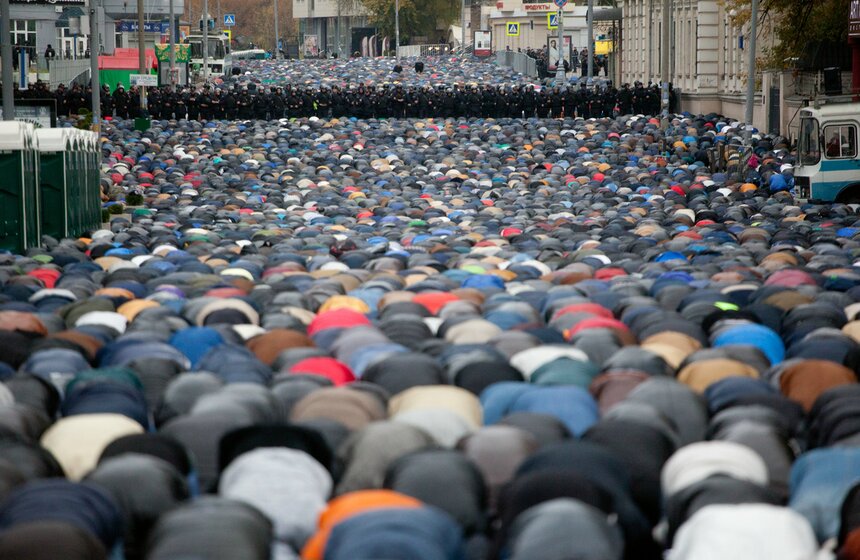 У Соборной мечети прошла молитва в честь праздника Курбан-байрам 8 фото