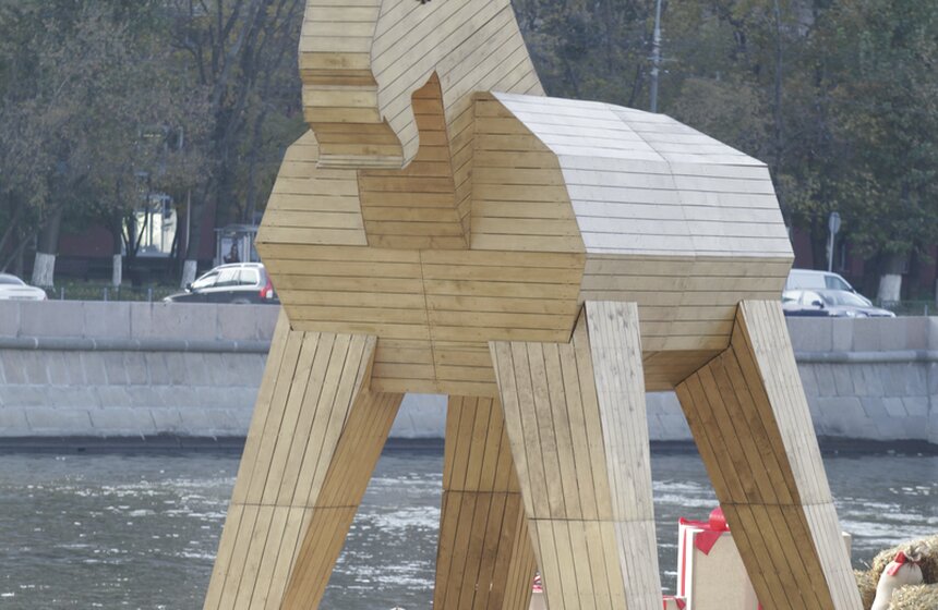 Чешские пивовары подарили Москве семиметрового деревянного козла 8 фото