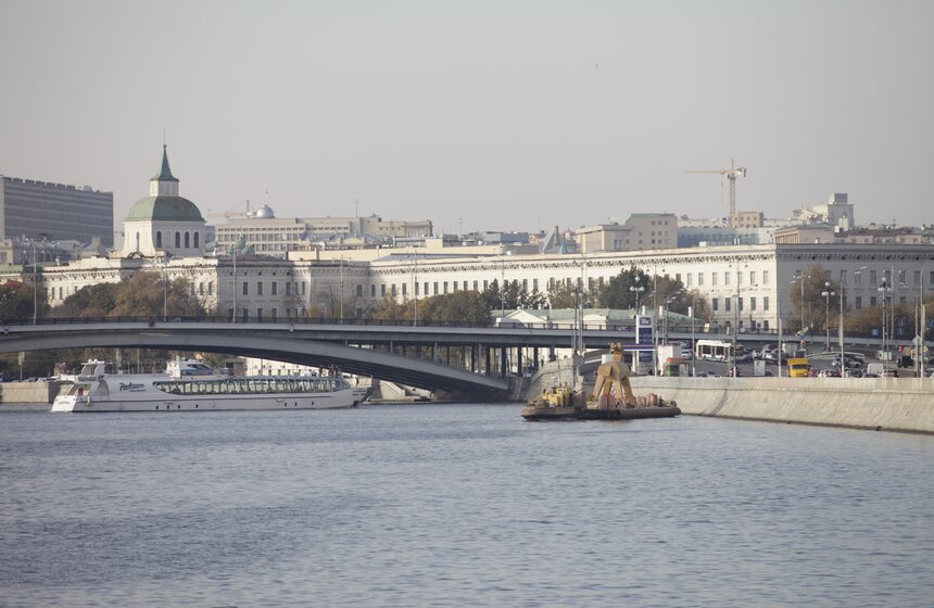 Чешские пивовары подарили Москве семиметрового деревянного козла 2 фото