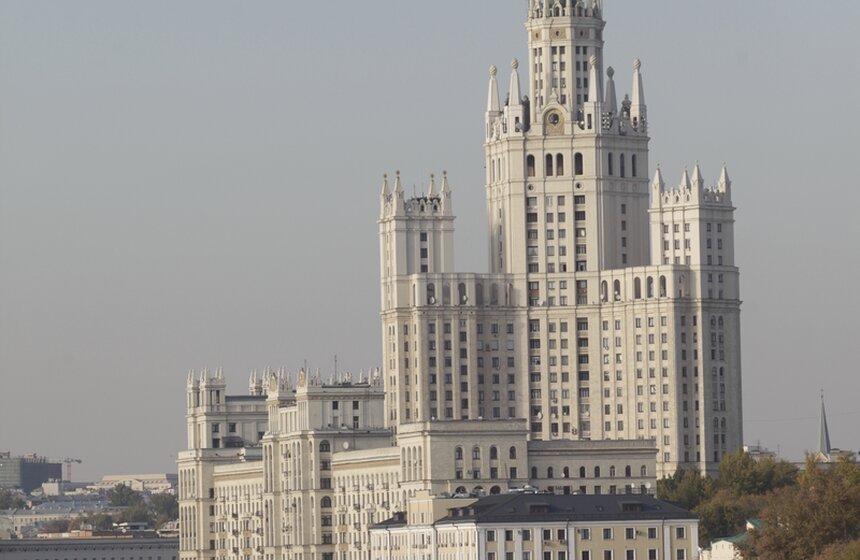 Чешские пивовары подарили Москве семиметрового деревянного козла 1 фото