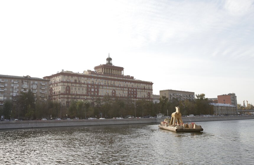 Чешские пивовары подарили Москве семиметрового деревянного козла 6 фото