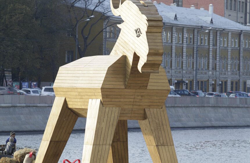 Чешские пивовары подарили Москве семиметрового деревянного козла 5 фото