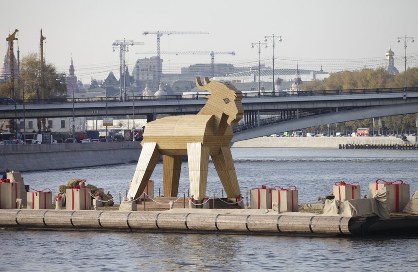 Чешские пивовары подарили Москве семиметрового деревянного козла 4 фото