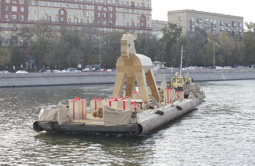 Чешские пивовары подарили Москве семиметрового деревянного козла 7 фото