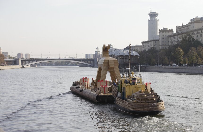 Чешские пивовары подарили Москве семиметрового деревянного козла 10 фото