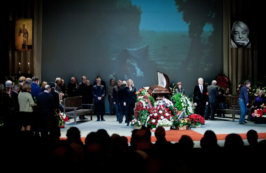 В театре имени Вахтангова простились с Юрием Любимовым 13 фото