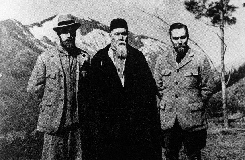 Индия. Долина Кулу. Художник, писатель и путешественник Николай Константинович Рерих с сыновьями Юрием и Святославом. Фото: ТАСС