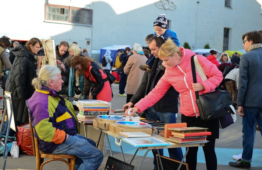 На летней площадке Музея Москвы прошел блошиный рынок 6 фото