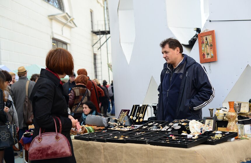 На летней площадке Музея Москвы прошел блошиный рынок 15 фото