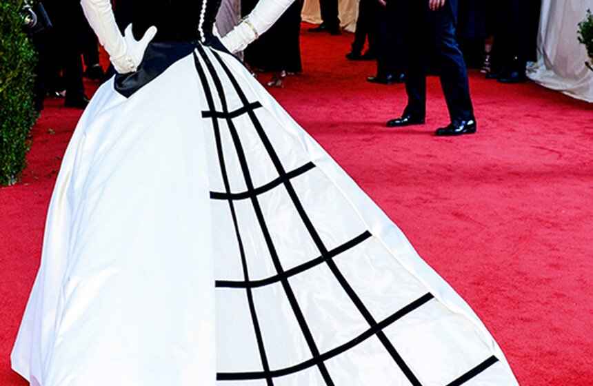 Сара Джессика Паркер в платье Oscar de la Renta на красной дорожке бала Института костюма