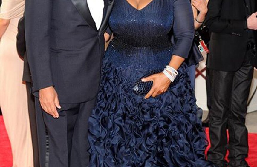 Опра Уинфри в платье Oscar de la Renta и Оскар де ла Рента на благотворительном балу по случаю открытия в музее "Метрополитен" в Нью-Йорке выставки костюма