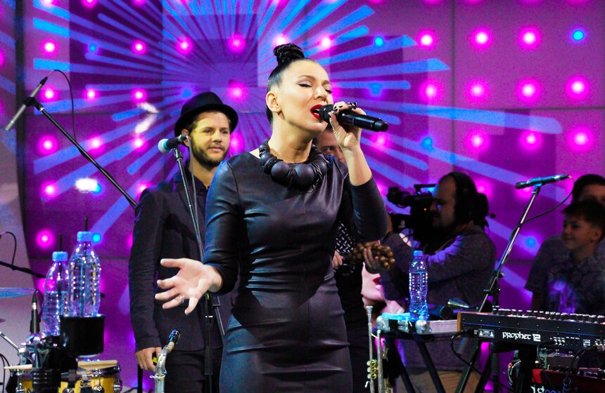 Певица Елка выступила в программе "Живой звук" 1 фото