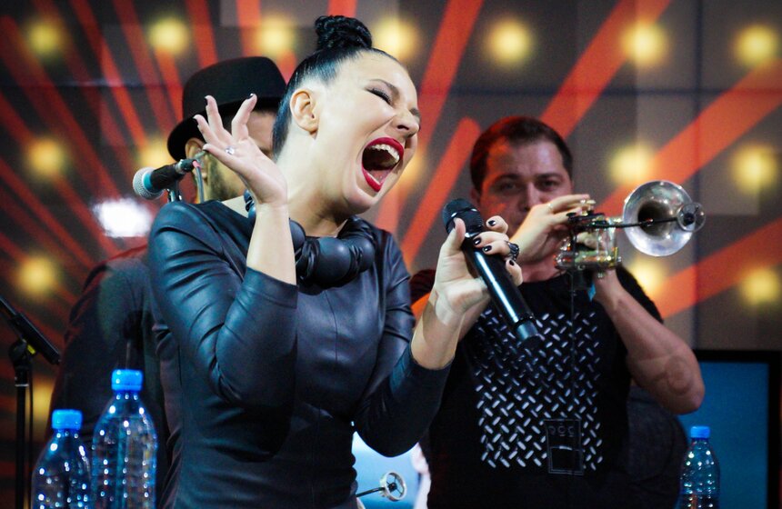 Певица Елка выступила в программе "Живой звук" 10 фото